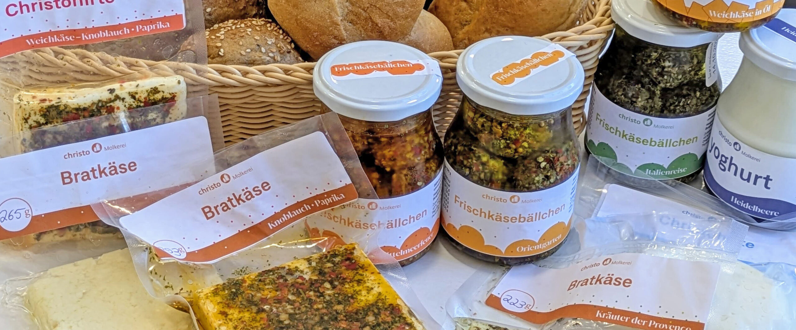 Molkereiprodukte, Joghurt in Gläsern und Weichkäse