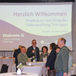 Gründungsfeier Diakoniestiftung Thüringen_012026 - Empfang in der Weimarhalle, Menschen an Stehtischen
