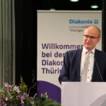 Gründungsfeier Diakoniestiftung Thüringen_012026 - Empfang in der Weimarhalle, Geschäftsführung Prof. Dr. Klaus Scholtissek bei der Begrüßung