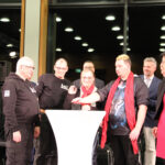 ründungsfeier Diakoniestiftung Thüringen_012026 - Empfang in der Weimarhalle, die neue Geschäftsführung und Beschäftigte geben die neue Internetseite frei, es wird ein großer, roter Knopf gedrückt