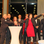 Gründungsfeier Diakoniestiftung Thüringen_012026 - Empfang in der Weimarhalle, die neue Geschäftsführung und Beschäftigte geben die neue Internetseite frei, es wird ein großer, roter Knopf gedrückt