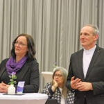 Gründungsfeier Diakoniestiftung Thüringen_012026 - zwei Menschen stehen am Tisch