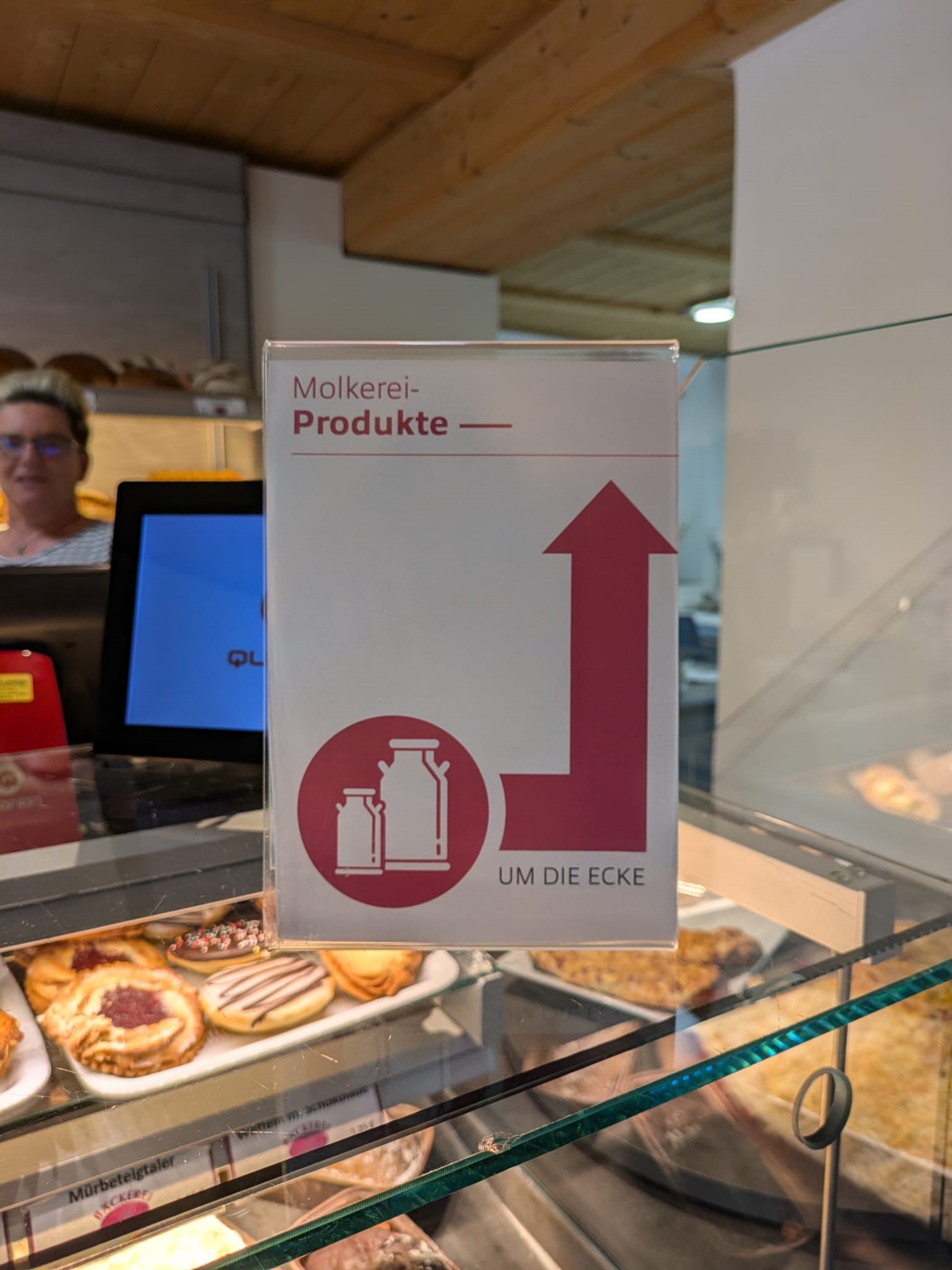 Schild mit Hinweis zur Christo-Molkerei