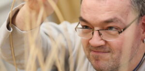 Korbflechterei_Werkstätten Christopherushof Altengesees_Mann beim Korbflechten