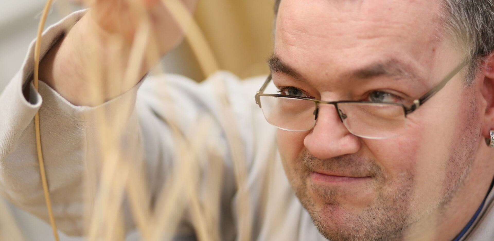 Korbflechterei_Werkstätten Christopherushof Altengesees_Mann beim Korbflechten