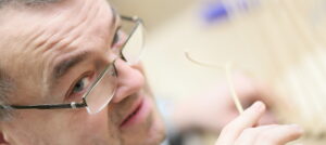 Korbflechterei_Werkstätten Christopherushof Altengesees_Mann beim Korbflechten