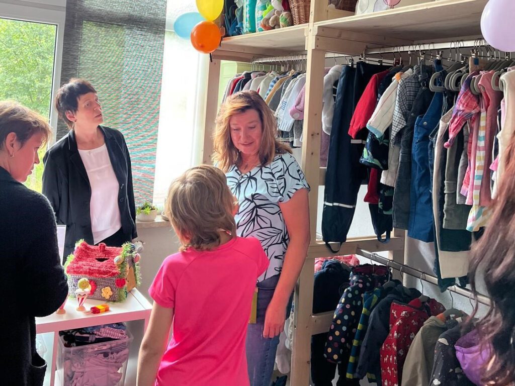 Kinderkleiderstübchen Pößneck - Blick auf Kleiderregale