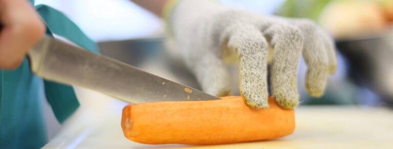 Küche Werkstätten Christopherushof Altengesees_Hände beim Schneiden einer Möhre