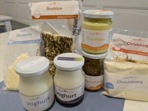 Molkereiprodukte, Joghurt in Gläsern und Weichkäse