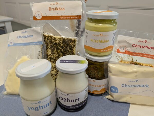 Molkereiprodukte, Joghurt in Gläsern und Weichkäse