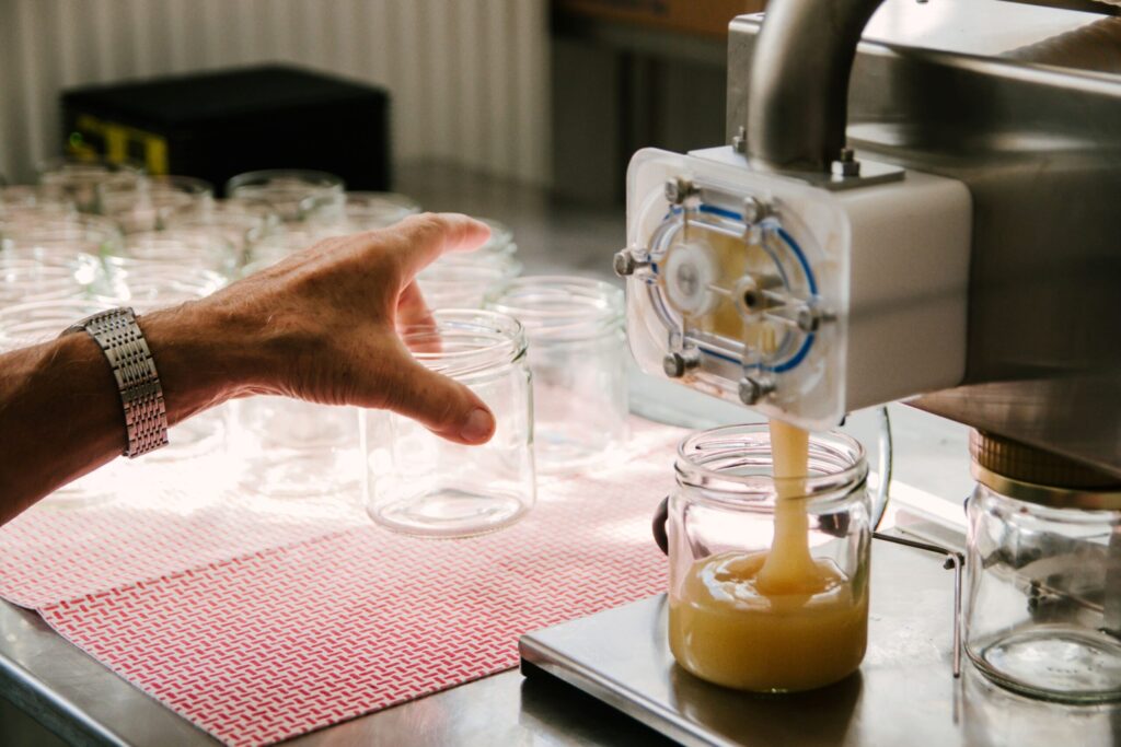 Honig wird auf dem Stiftsgut Nägelstedt abgefüllt