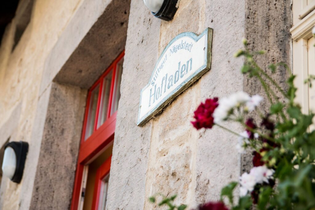 Schild Hofladen auf dem Stiftsgut Nägelstedt