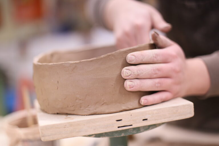 Töpferei Werkstätten Christopheruhof Altengesees, drehen eines Saftbechers aus Ton