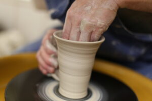 Töpferei Werkstätten Christopheruhof Altengesees, drehen eines Saftbechers aus Ton