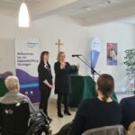 Auftaktveranstaltung des Thüringer Modellprojektes „Rehabilitativ orientierte Pflege und Prävention“ im Seniorenzentrum Emmaus in Saalburg-Ebersdorf, Saale-Orla-Kreis, zwei Frauen am Rednerpult