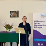 Auftaktveranstaltung des Thüringer Modellprojektes „Rehabilitativ orientierte Pflege und Prävention“ im Seniorenzentrum Emmaus in Saalburg-Ebersdorf, Saale-Orla-Kreis, Frau am Rednerpult