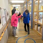 Auftaktveranstaltung des Thüringer Modellprojektes „Rehabilitativ orientierte Pflege und Prävention“ im Seniorenzentrum Emmaus in Saalburg-Ebersdorf, Saale-Orla-Kreis, zwei Frauen Balancieren auf einen blauen Stich am Boden