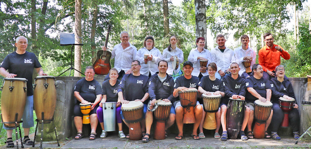 Trommelgruppe Kongas, Gruppenbild mit mehr als zehn Musikern