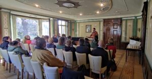 viele Menschen im Musikzimmer des Landgutes Holzdorf