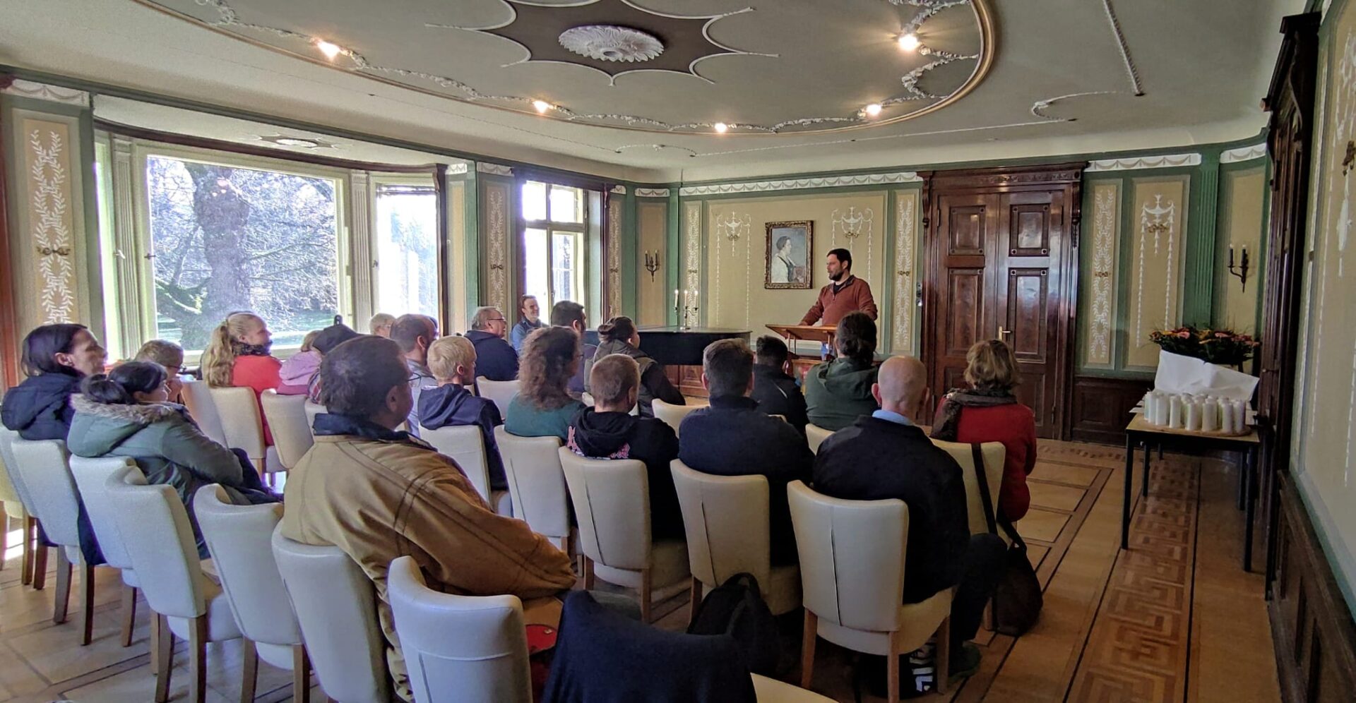 viele Menschen im Musikzimmer des Landgutes Holzdorf