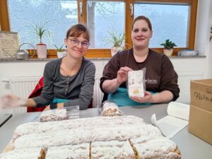 zwei junge Frauen mit vielen Stollen aus der Bäckerei