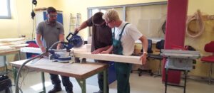 zwei Männer an einer Hobelmaschine