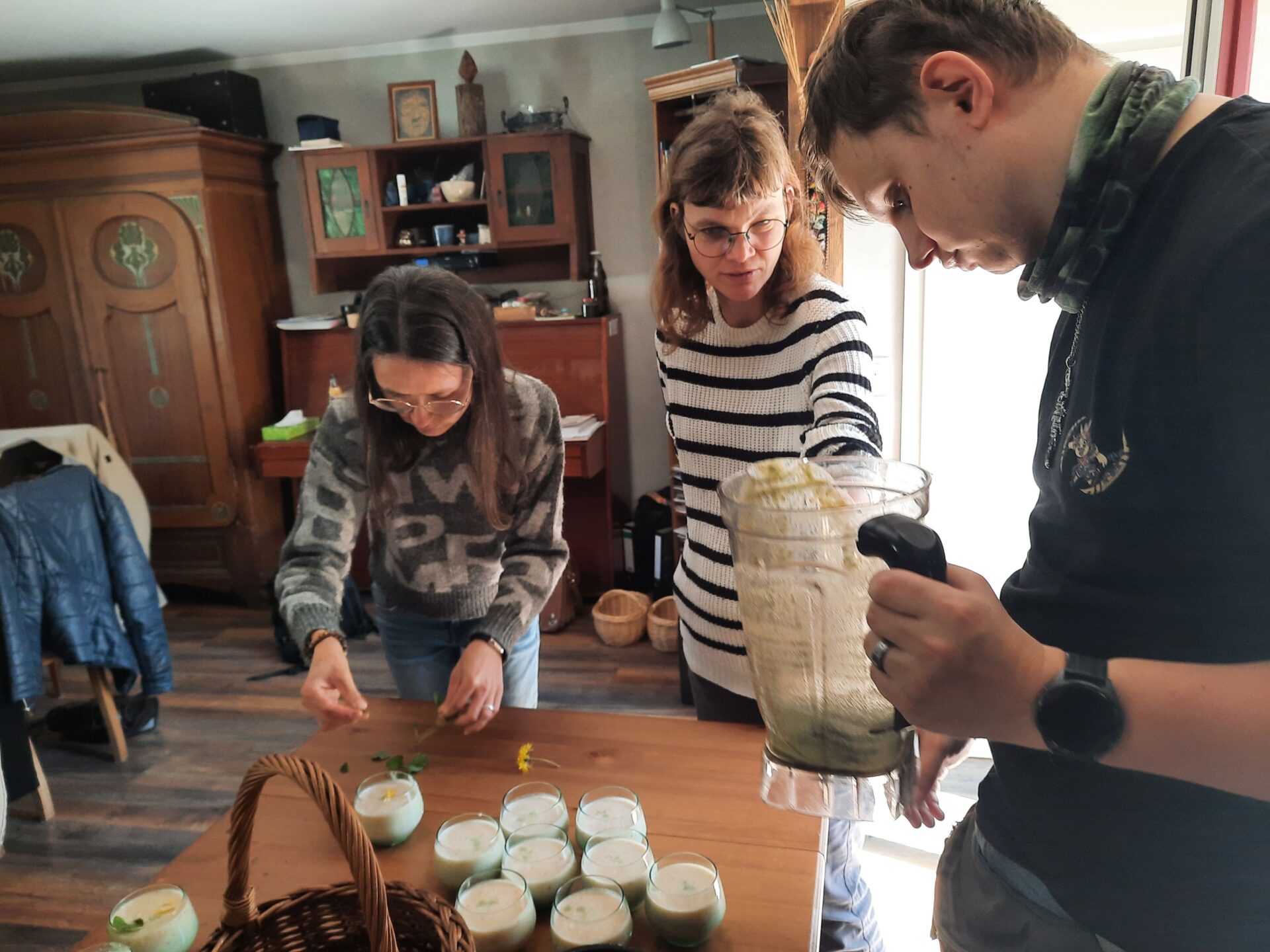 drei junge Menschen bei Küchenarbeiten