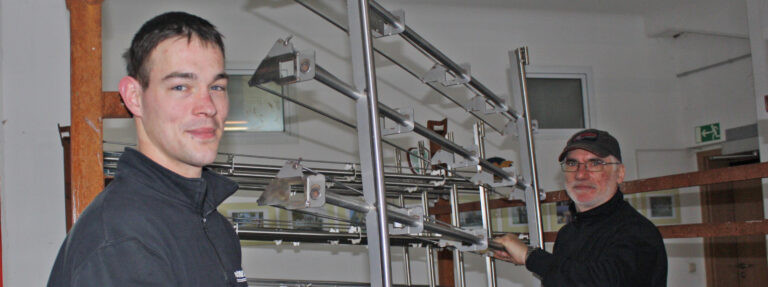 Decolor24 zwei Männer am Regel mit entlackten Metallteilen