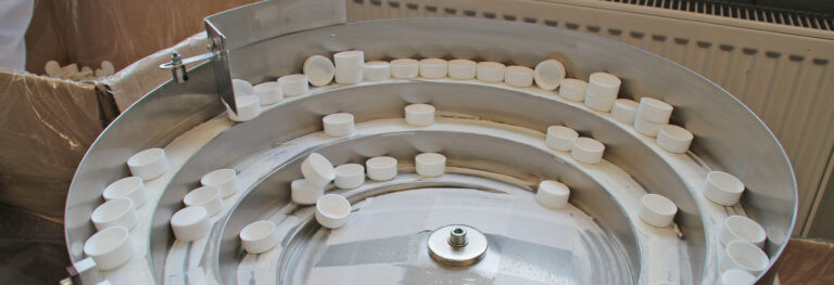 DeColor24 Plastikdeckel i n einer großen Maschine