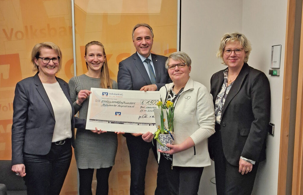 Der ambulante Hospizdienst dankt für eine 1500 Euro-Spende, fünf Personen zeigen einen Spendenscheck.