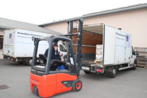 Saalfelder Werkstätten, Gabelstabler beim Beladen eines LKW