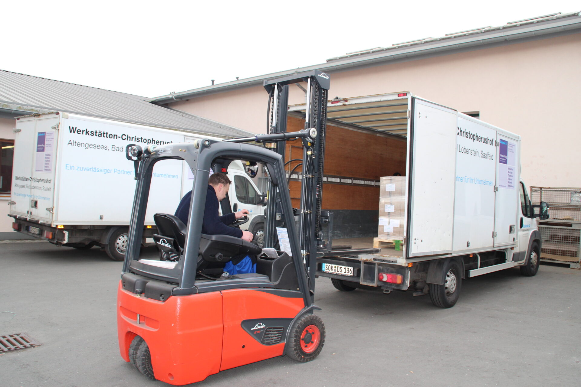 Saalfelder Werkstätten, Gabelstabler beim Beladen eines LKW