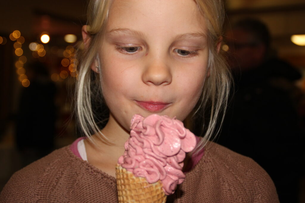 inclusio-Eismanufaktur, ein Mädchen schaut auf ein Eis
