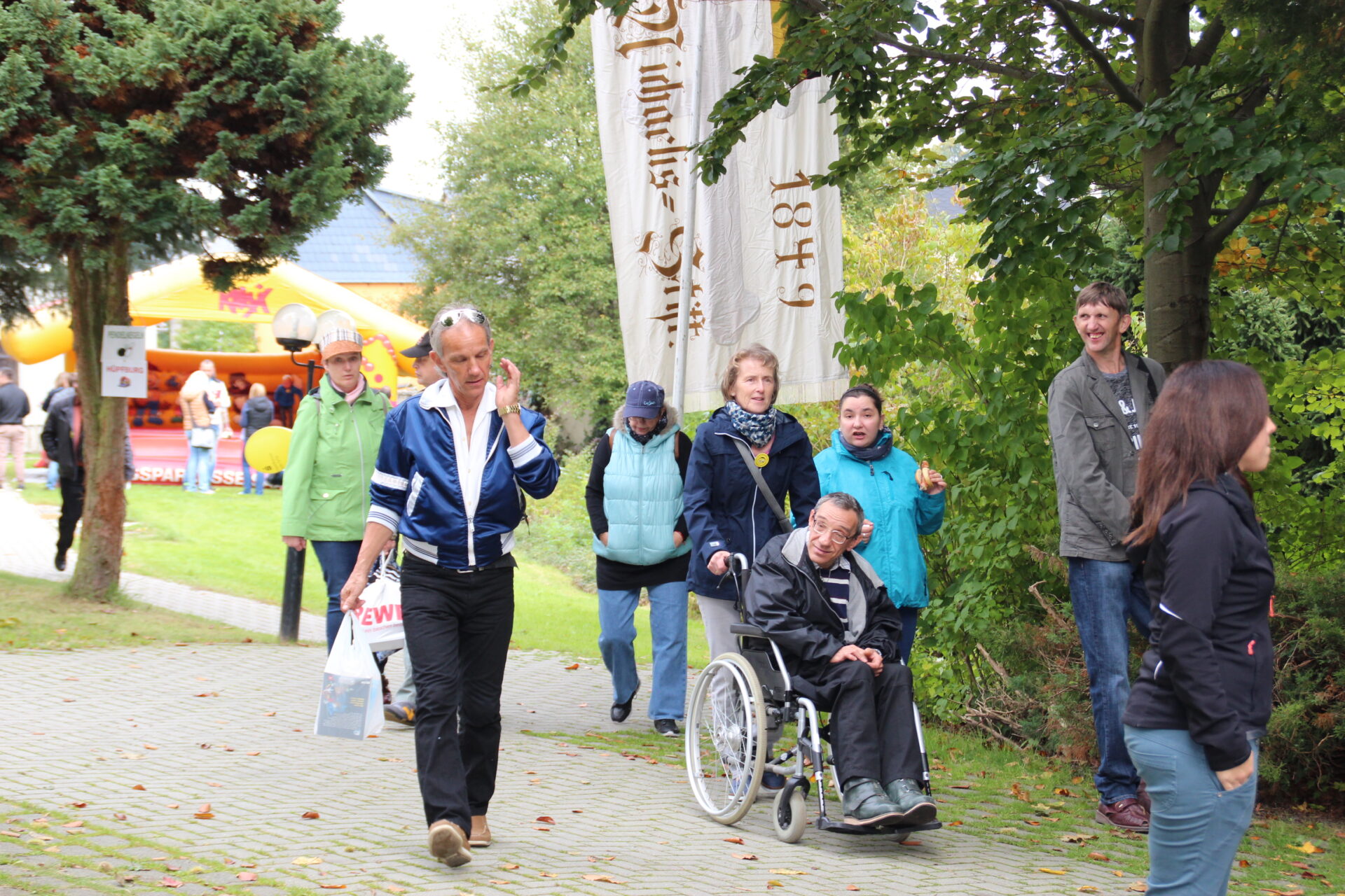 Diakonie Förderverein Christopherus Altengesees, Spaziergang mit Rollstuhlfahrern