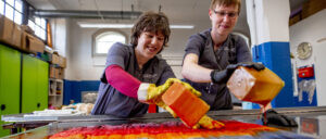 inclusio Weimar: Zwei Frauen beim Wolle färben