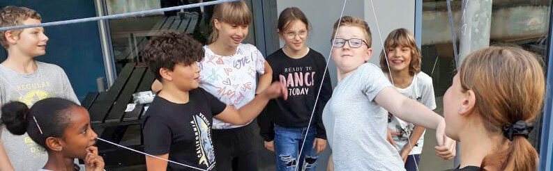 Viele Kinder toben in einer Gruppe