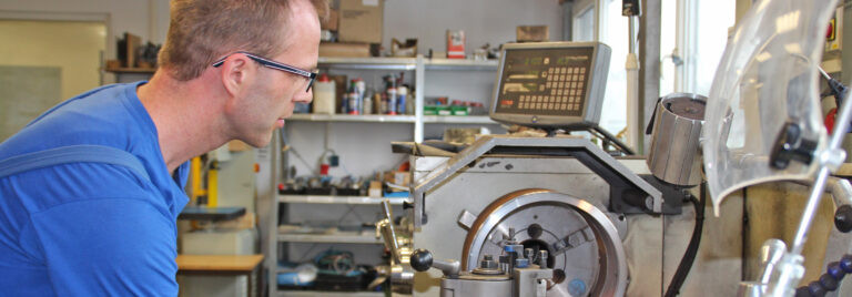 DeColor24 ein Mann steht an einer Drehmaschine