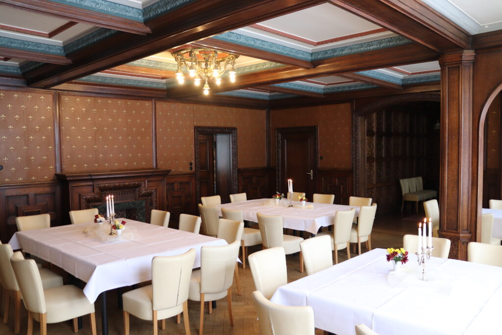 Landgut Holzdorf Blick in das Gobelinzimmer, festlich gedeckte Tische