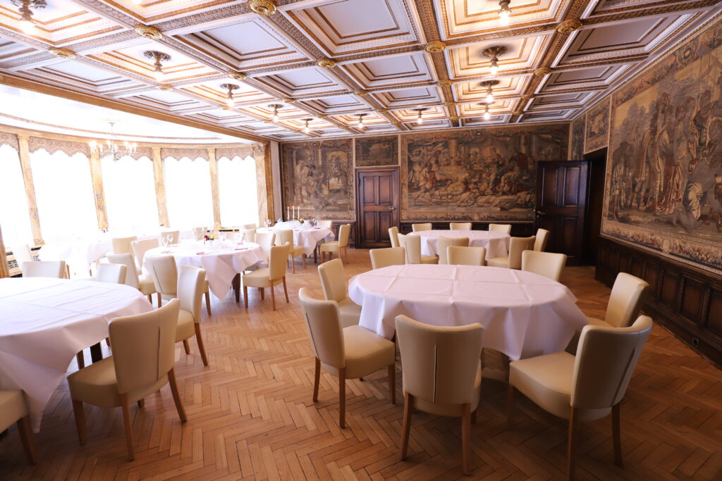 Landgut Holzdorf Blick in das Gobelinzimmer, festlich gedeckte Tische