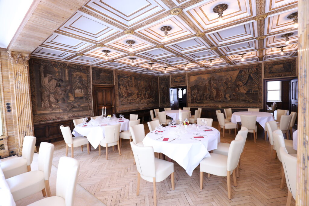Landgut Holzdorf Blick in das Gobelinzimmer, festlich gedeckte Tische