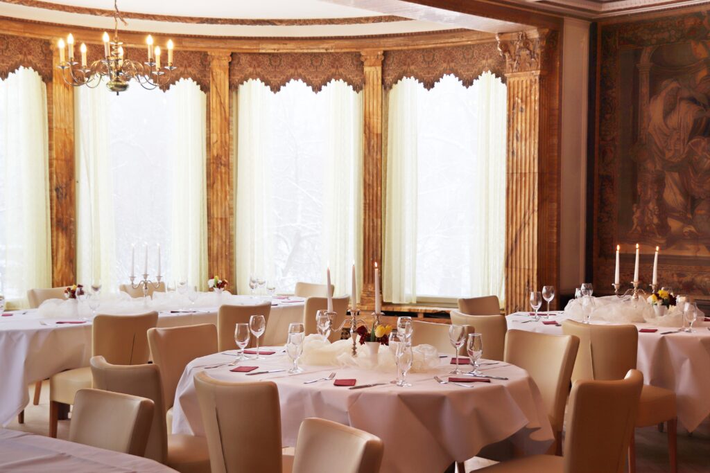 Landgut Holzdorf Blick in das Gobelinzimmer, festlich gedeckte Tische