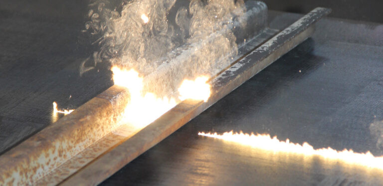 Decolor24 - Metallteil, wird mit Laser entrostet