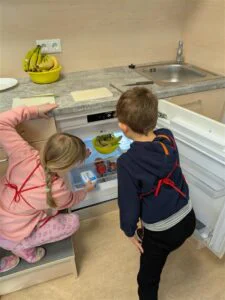 Kinder kochen und backen in der neuen Kinderküche der Kindertagesstätte WIPSEZWERGE