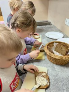 Kinder kochen und backen in der neuen Kinderküche der Kindertagesstätte WIPSEZWERGE