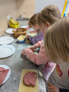 Kinder kochen und backen in der neuen Kinderküche der Kindertagesstätte WIPSEZWERGE