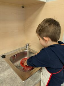 Kinder kochen und backen in der neuen Kinderküche der Kindertagesstätte WIPSEZWERGE