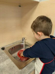 Kinder kochen und backen in der neuen Kinderküche der Kindertagesstätte WIPSEZWERGE