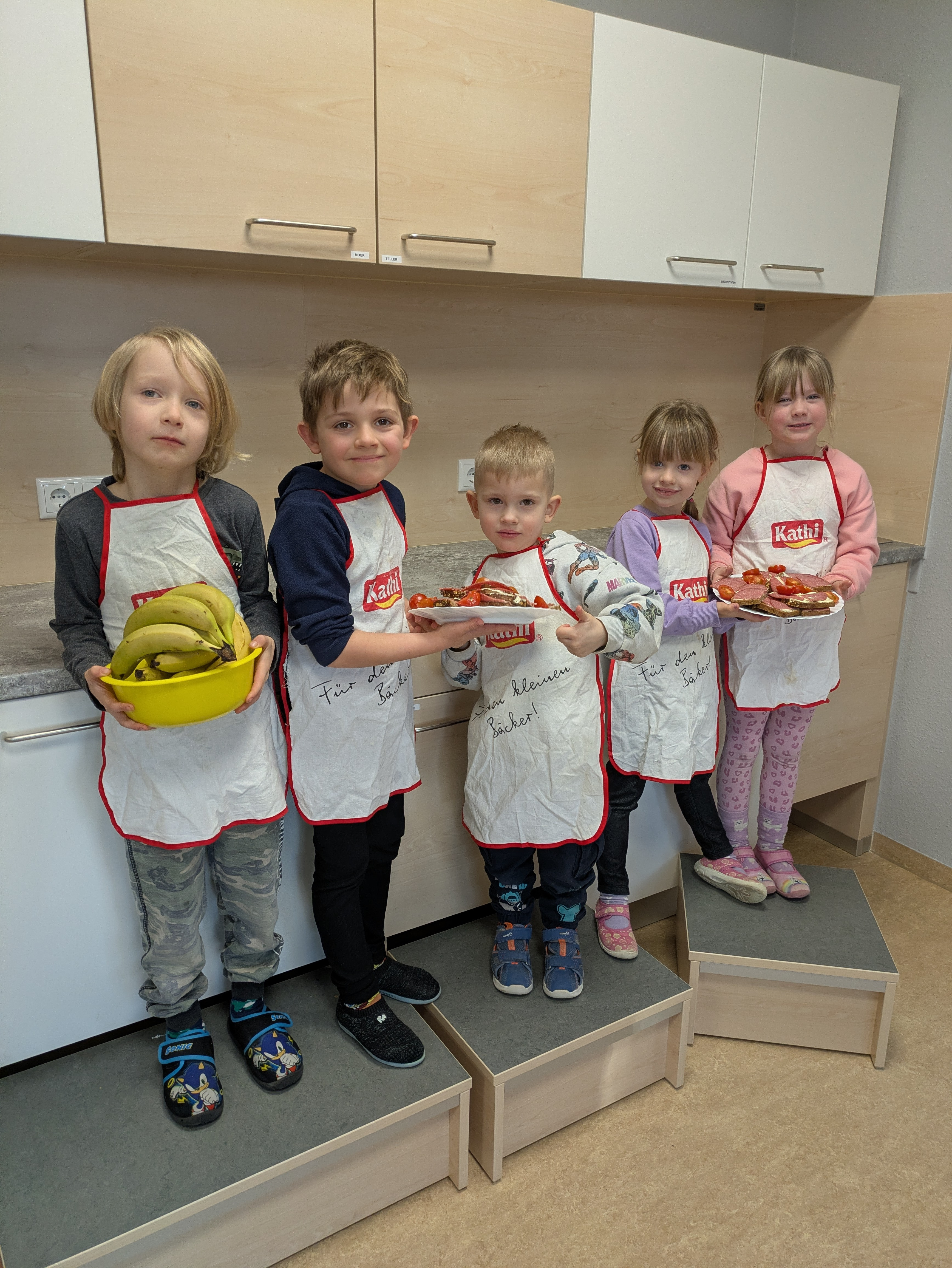 Kinder kochen und backen in der neuen Kinderküche der Kindertagesstätte WIPSEZWERGE