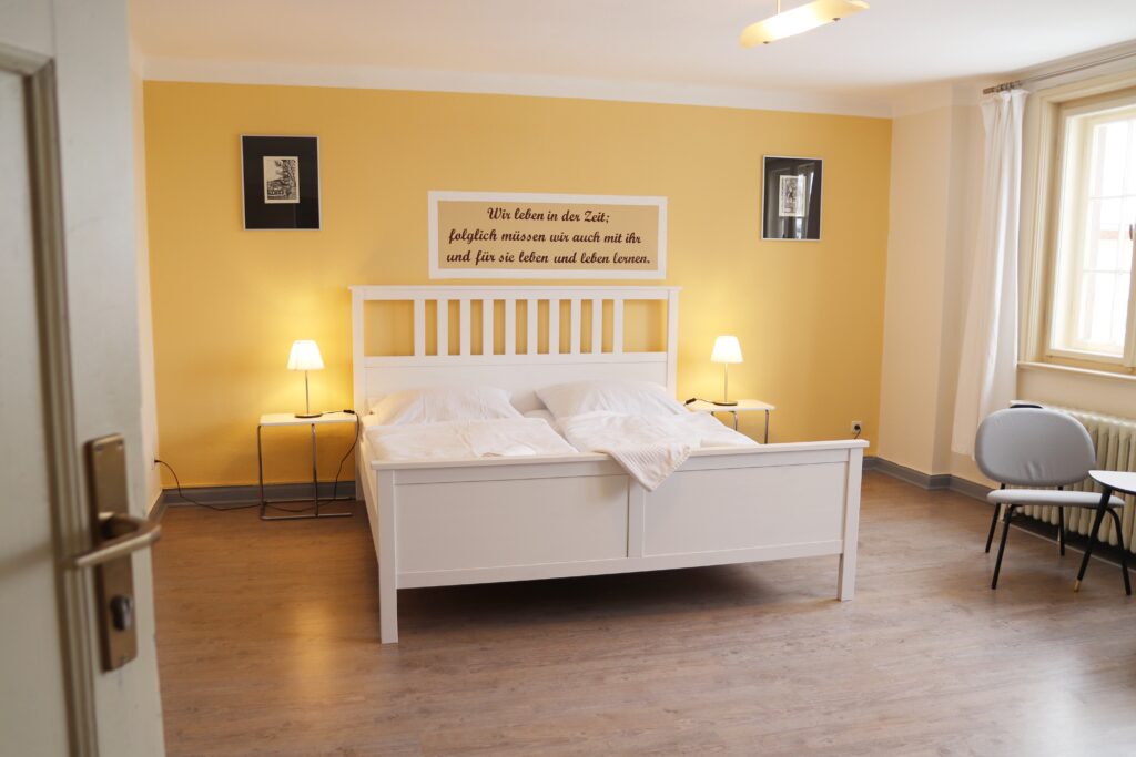 Landgut Holzdorf Blick in ein Pensionszimmer mit Bett