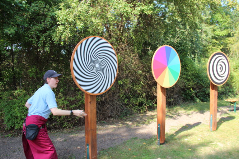 Saalfelder Werkstätten_Sinnesgarten, drei Windspiele